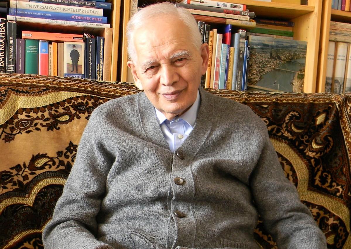 Berl Kostinski in seiner Wohnung in Bonn